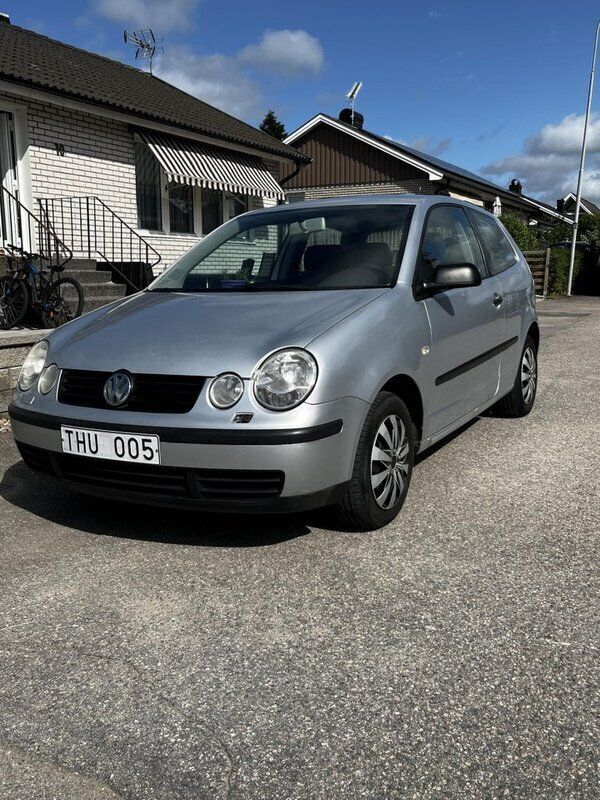 Silver Begagnad 2002 VW Polo Basis Halvkombi | 16 900 kr (Marknadspris) - Bild 1/4