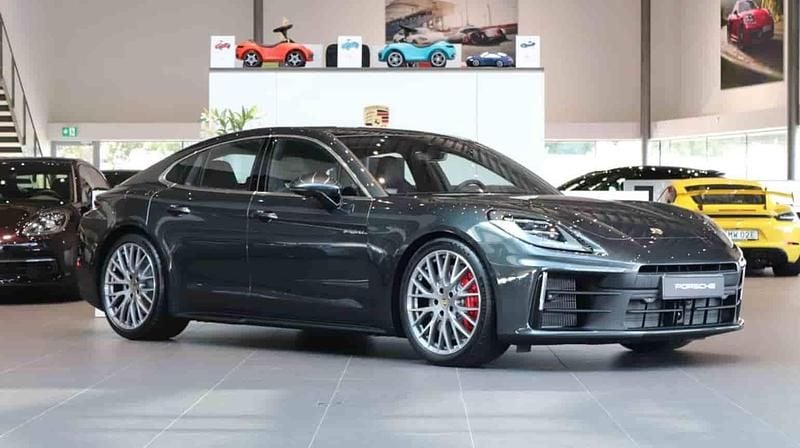 Grå Ny 2025 Porsche Panamera 4S Sedan | 1 683 800 kr - Bild 1/1