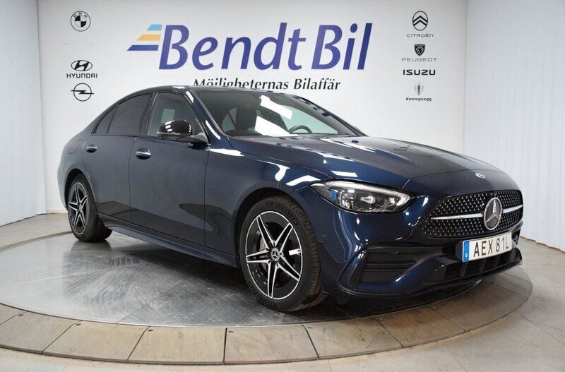 Blå Begagnad 2022 Mercedes C300e AMG line Sedan | 464 500 kr (Marknadspris) - Bild 1/3