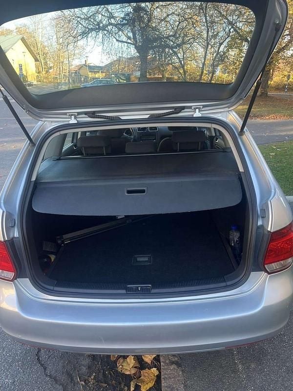 Begagnad VW Golf VI 102 HK (75 kW) 2011 Halvkombi