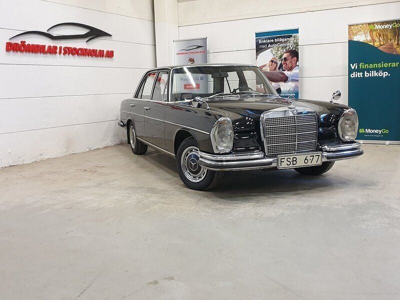 Begagnad Mercedes 280 140 HK (102 kW) 1970 Svart Sedan