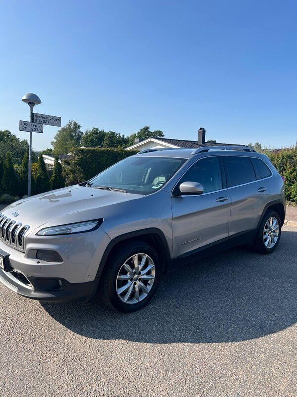 Grön Begagnad 2015 Jeep Cherokee SUV | 99 000 kr (Bra pris) - Bild 1/4