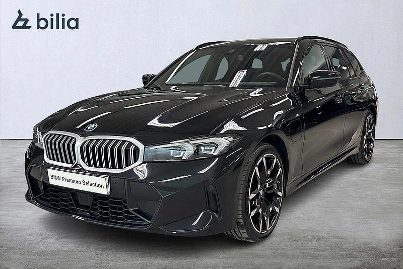 Svart Begagnad 2024 BMW 330e M Sport Kombi | 579 900 kr (Dyr) - Bild 1/4