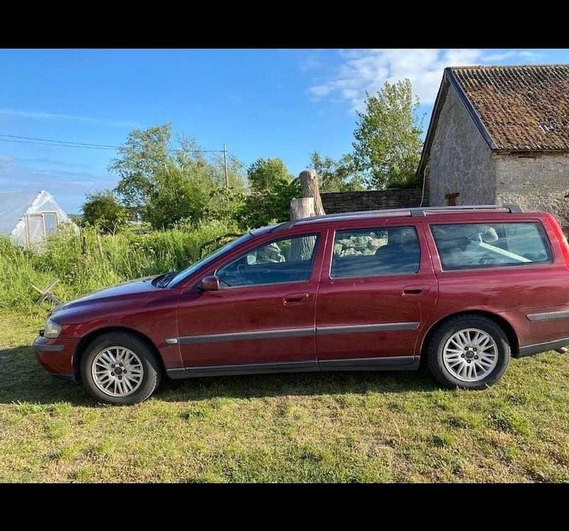 Röd Begagnad 2004 Volvo V70 Kombi | 20 000 kr (Marknadspris) - Bild 1/4