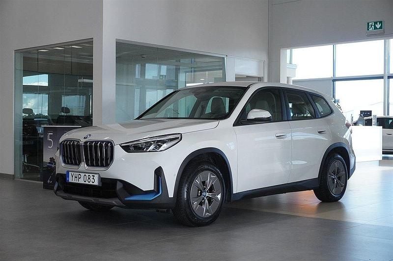Vit Begagnad 2022 BMW iX1 SUV | 399 800 kr (Bra pris) - Bild 1/4