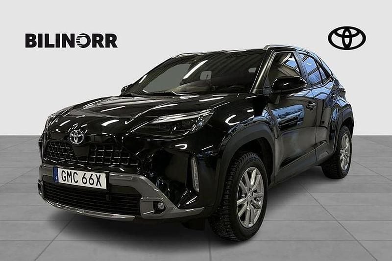Svart Begagnad 2022 Toyota Yaris Cross SUV | 299 000 kr (Marknadspris) - Bild 1/4