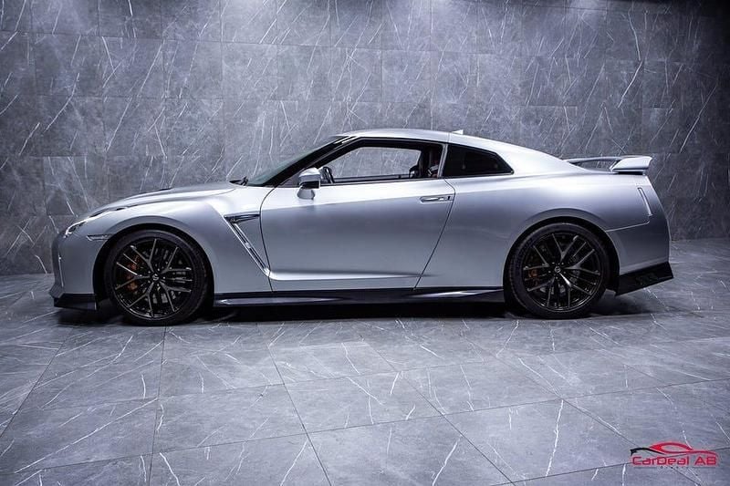 Begagnad Nissan GT-R GT 570 HK (419 kW) 2018 Silver Sportkupé