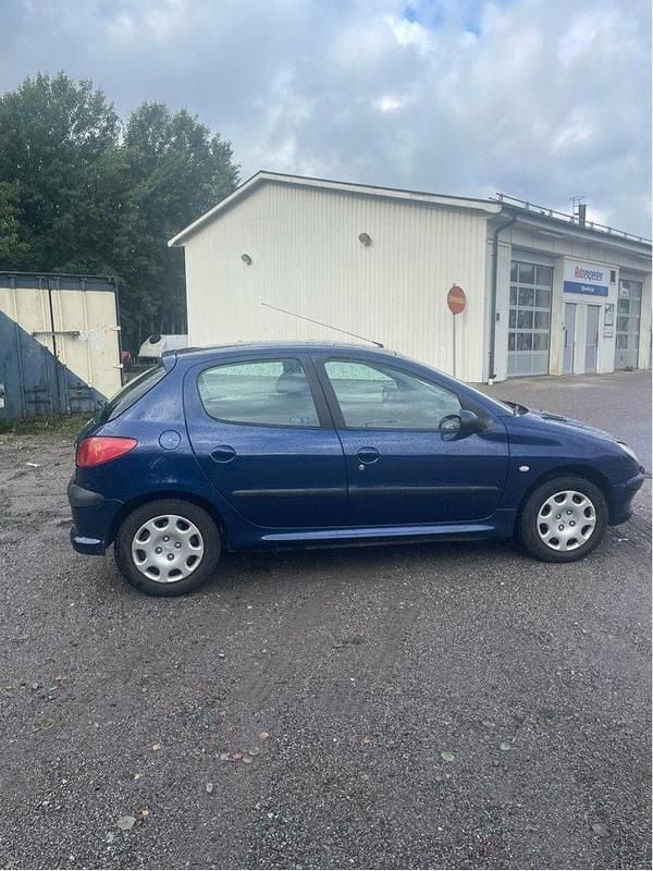 Blå Begagnad 2004 Peugeot 206 Halvkombi | 16 900 kr (Bra pris) - Bild 1/3