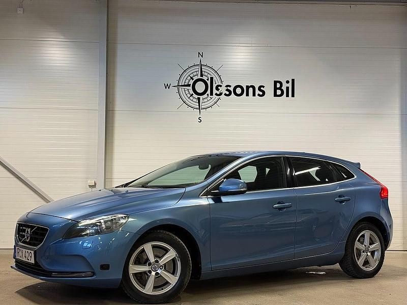 Begagnad Volvo V40 Momentum 190 HK (139 kW) 2016 Blå Halvkombi
