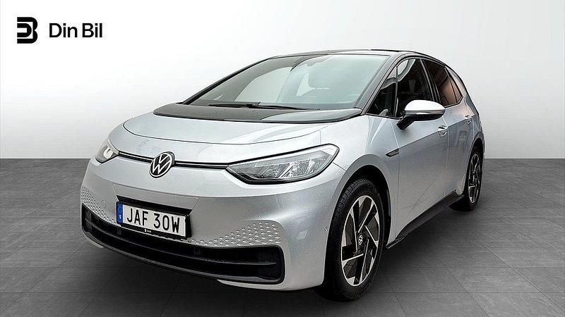 Silver (scale silver metallic) Begagnad 2023 VW ID.3 Pro Performance Halvkombi | 299 900 kr (Marknadspris) - Bild 1/4