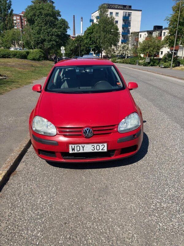 Röd Begagnad 2005 VW Golf IV Trendline Halvkombi | 5 000 kr (Superpris) - Bild 1/4