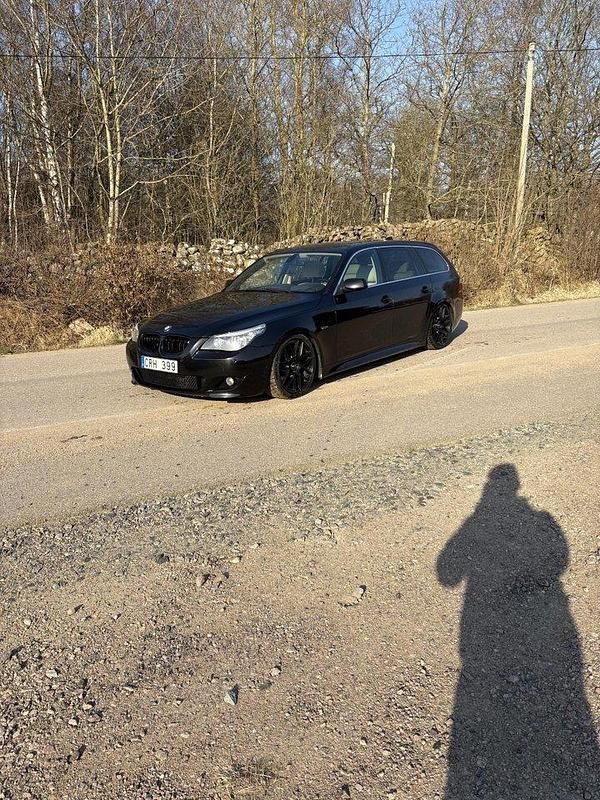 Svart Begagnad 2008 BMW 525 Advantage Kombi | 72 000 kr (Marknadspris) - Bild 1/4
