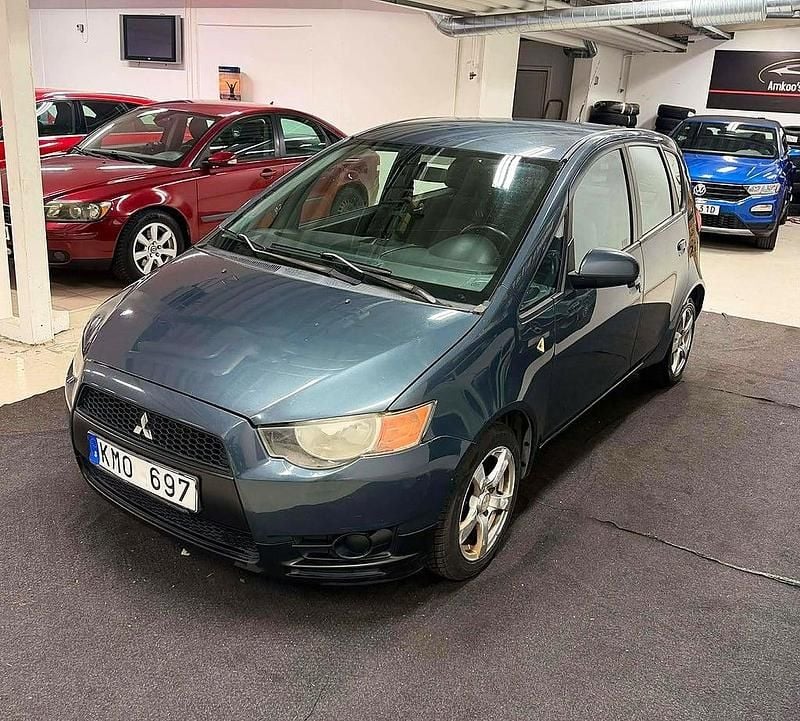 Begagnad Mitsubishi Colt 95 HK (69 kW) 2009 Grå Halvkombi