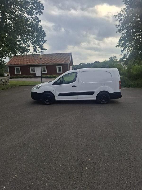 Vit Begagnad 2009 Peugeot Partner Minibuss | 32 000 kr (Marknadspris) - Bild 1/4