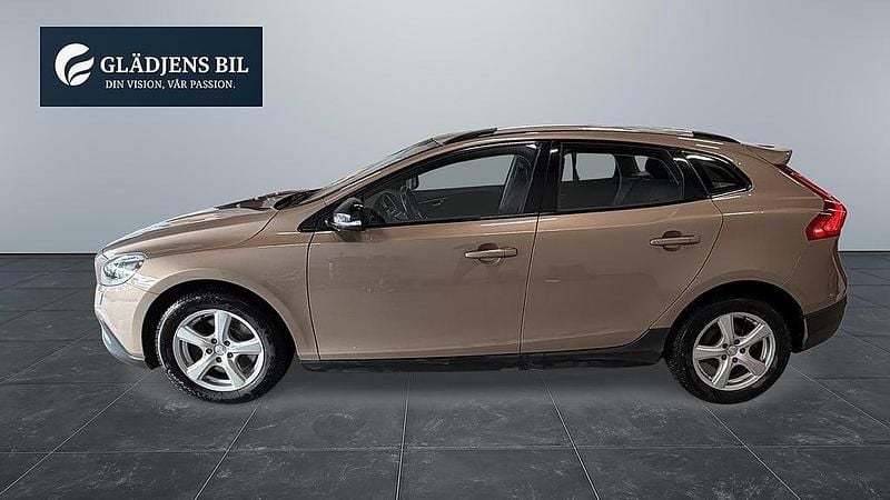 Begagnad Volvo V40 Momentum 179 HK (131 kW) 2013 Brun Halvkombi