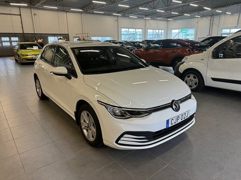 Vit Begagnad 2020 VW Golf VIII Halvkombi | 199 000 kr (Marknadspris) - Bild 1/4