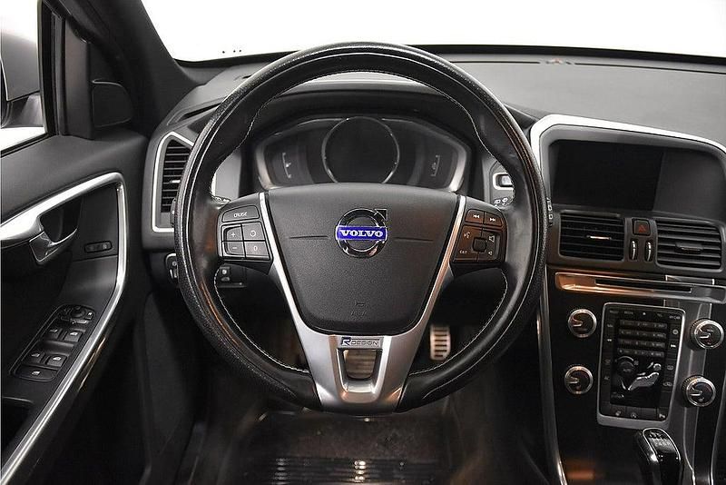 Begagnad Volvo XC60 R-Design 181 HK (133 kW) 2015 Vit SUV