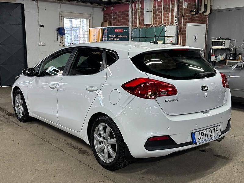 Begagnad Kia Ceed Comfort 110 HK (80 kW) 2014 Vit Halvkombi