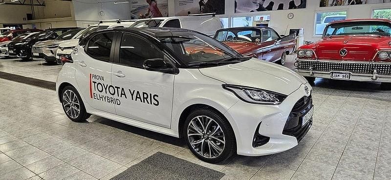 Vit Ny 2024 Toyota Yaris Hybrid Style Halvkombi | 309 000 kr (Marknadspris) - Bild 1/4