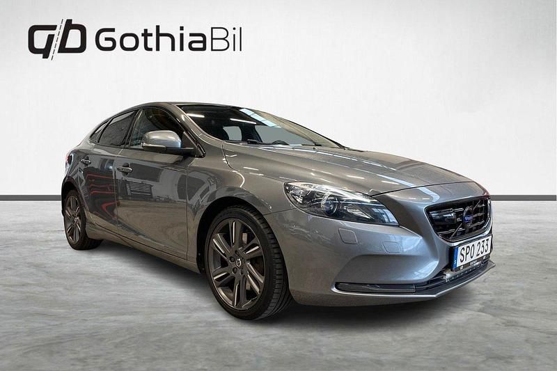 Grå Begagnad 2016 Volvo V40 Momentum Kombi | 154 900 kr (Marknadspris) - Bild 1/4