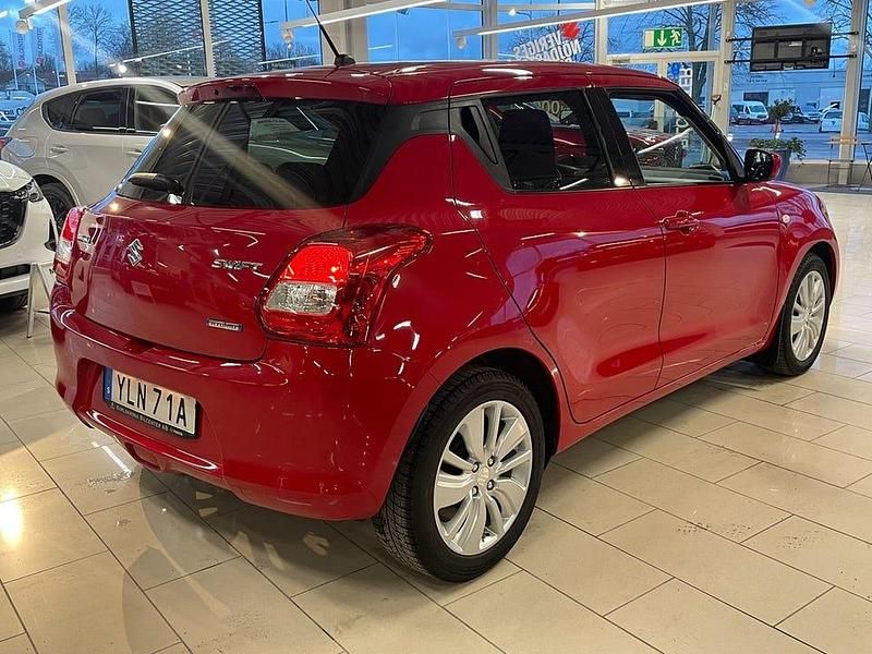 Begagnad Suzuki Swift 90 HK (66 kW) 2020 Röd Halvkombi