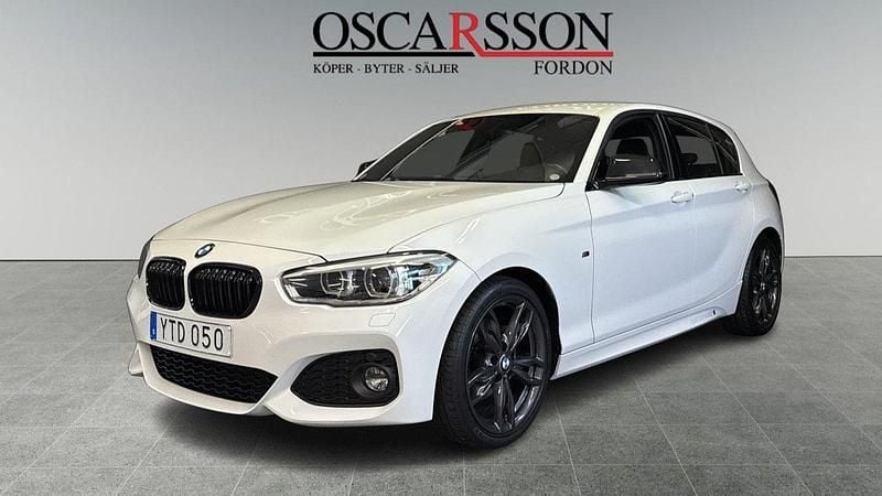 Vit Begagnad 2019 BMW 120 Shadowline Halvkombi | 219 900 kr (Marknadspris) - Bild 1/4