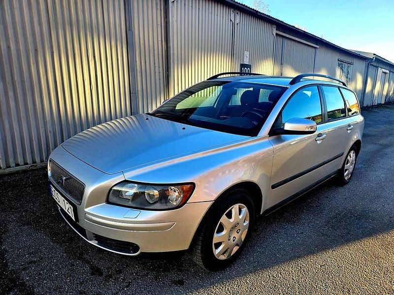 Ljusgrå Begagnad 2006 Volvo V50 Kinetic Kombi | 44 900 kr (Marknadspris) - Bild 1/4
