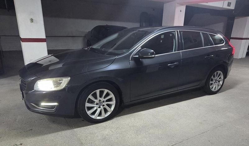 Grå Begagnad 2015 Volvo V60 Momentum Kombi | 115 000 kr (Marknadspris) - Bild 1/4