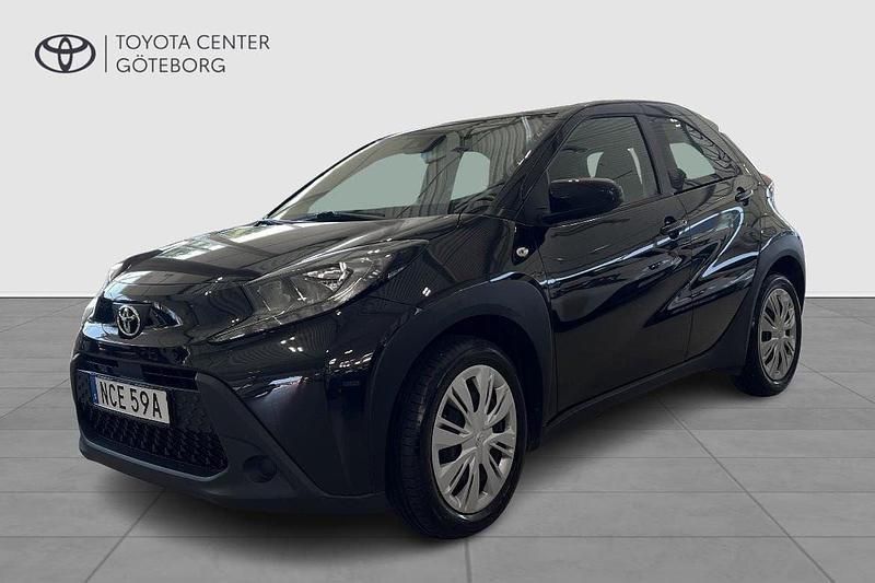 Svart Begagnad 2022 Toyota Aygo Play Halvkombi | 179 900 kr (Marknadspris) - Bild 1/3