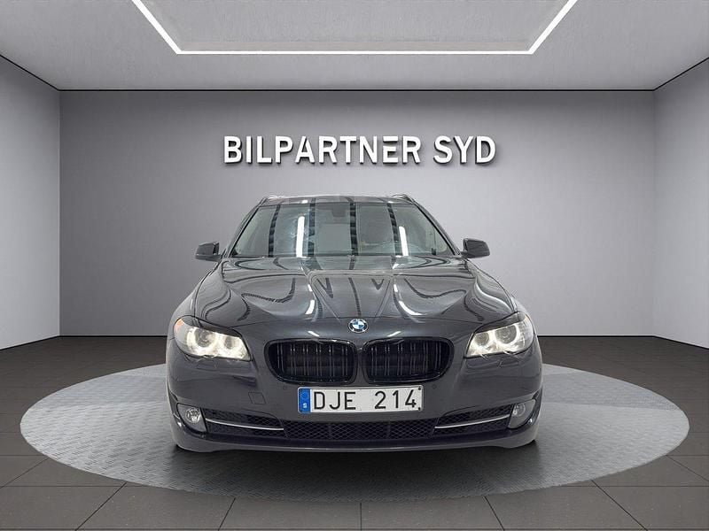 Grå Begagnad 2013 BMW 525 Kombi | 139 900 kr (Bra pris) - Bild 1/4