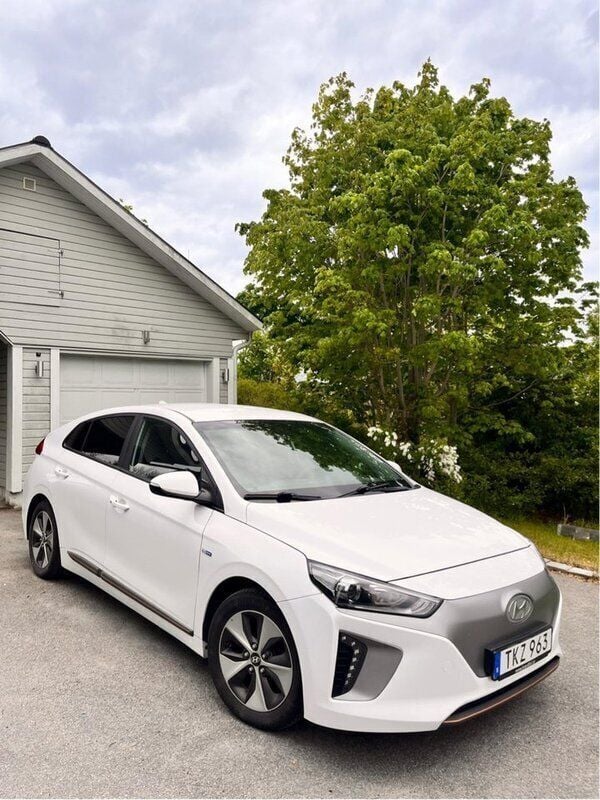 Vit Begagnad 2017 Hyundai Ioniq Comfort Sedan | 145 000 kr (Lite dyr) - Bild 1/4