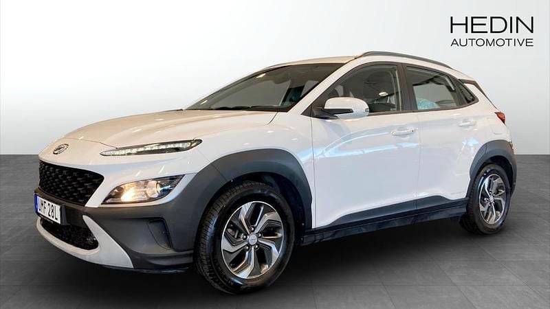 Vit (white) Begagnad 2021 Hyundai Kona SUV | 209 800 kr (Marknadspris) - Bild 1/4