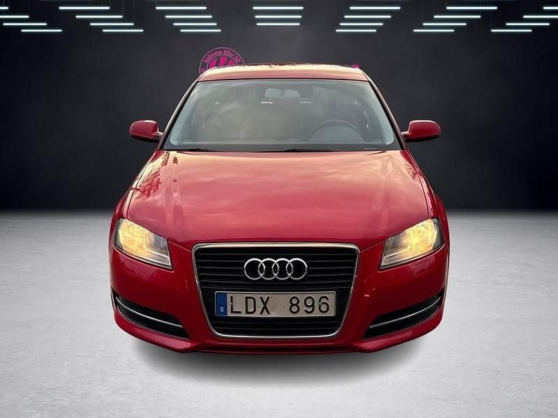 Begagnad Audi A3 Attraction 105 HK (77 kW) 2011 Röd Halvkombi