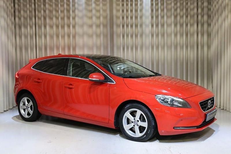 Röd Begagnad 2015 Volvo V40 Kombi | 159 900 kr (Marknadspris) - Bild 1/4
