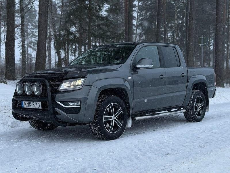 Grå Begagnad 2019 VW Amarok Highline Pickup | 428 750 kr (Marknadspris) - Bild 1/4