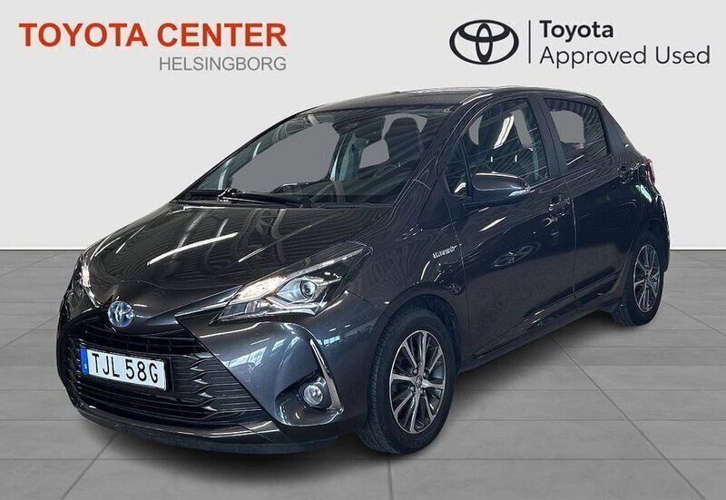 Mörkgrå Begagnad 2019 Toyota Yaris Hybrid Halvkombi | 169 900 kr (Marknadspris) - Bild 1/4