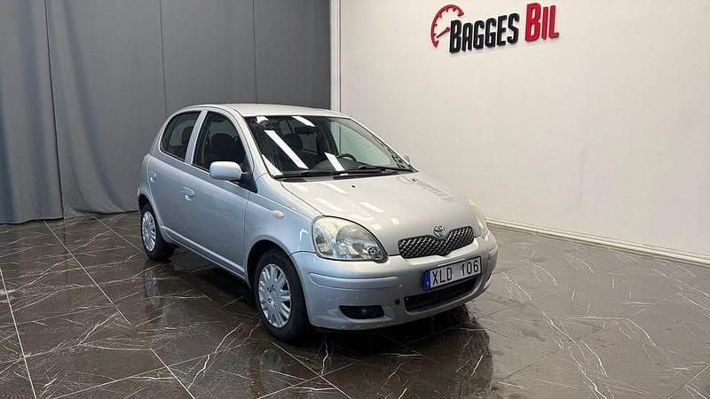 Silver Begagnad 2005 Toyota Yaris Halvkombi | 28 900 kr (Marknadspris) - Bild 1/4
