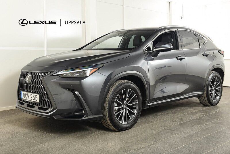 Grå Begagnad 2023 Lexus NX450h+ Business Edition SUV | 579 900 kr (Marknadspris) - Bild 1/4