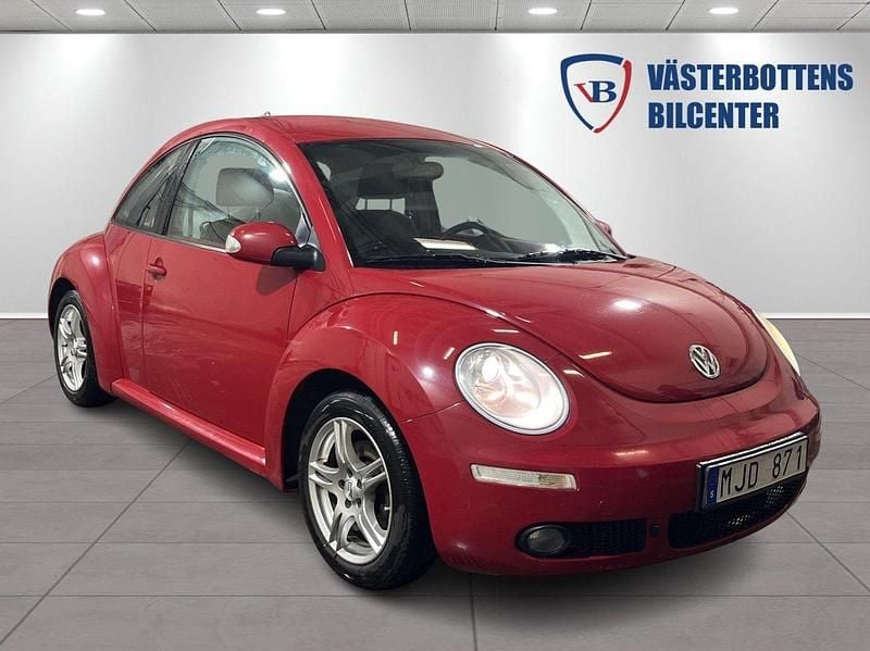 Röd Begagnad 2006 VW Beetle Highline Halvkombi | 39 900 kr (Marknadspris) - Bild 1/4