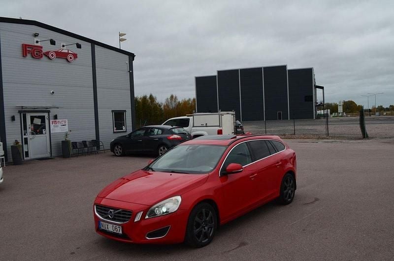 Röd Begagnad 2012 Volvo V60 Momentum Kombi | 104 900 kr (Marknadspris) - Bild 1/4