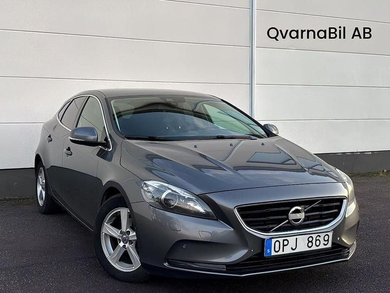 Grå Begagnad 2013 Volvo V40 Momentum Kombi | 88 500 kr (Bra pris) - Bild 1/4