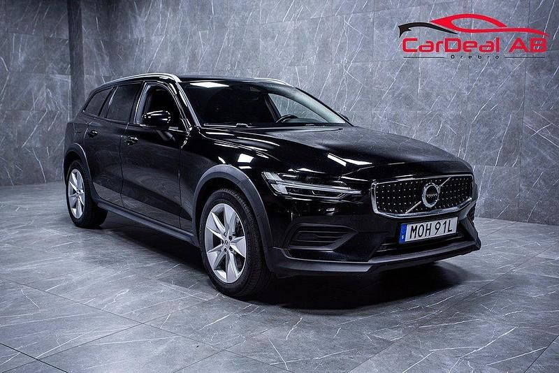 Svart Begagnad 2021 Volvo V60 CC Momentum Kombi | 268 800 kr (Marknadspris) - Bild 1/4