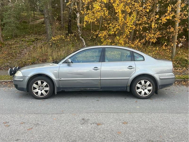 Grå Begagnad 2003 VW Passat Highline Sedan | 15 500 kr (Marknadspris) - Bild 1/4