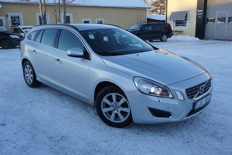 Ljusgrå Begagnad 2013 Volvo V60 Momentum Kombi | 87 900 kr (Marknadspris) - Bild 1/4