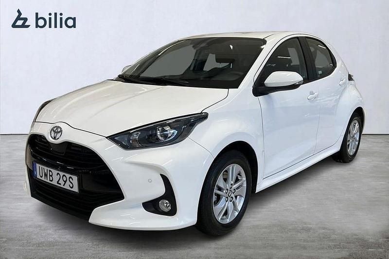 Vit Begagnad 2025 Toyota Yaris Hybrid Active Halvkombi | 249 900 kr (Marknadspris) - Bild 1/4