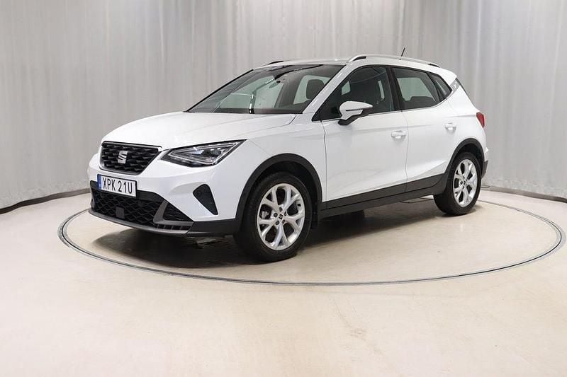 Vit Begagnad 2024 Seat Arona FR SUV | 208 900 kr (Marknadspris) - Bild 1/4