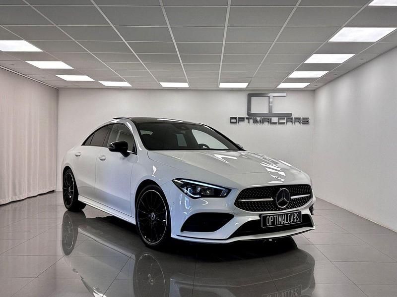 Vit Begagnad 2023 Mercedes CLA200 Premium Sportkupé | 389 900 kr (Lite dyr) - Bild 1/4