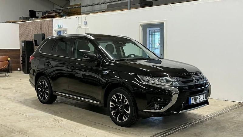 Begagnad Mitsubishi Outlander 203 HK (149 kW) 2017 Svart SUV
