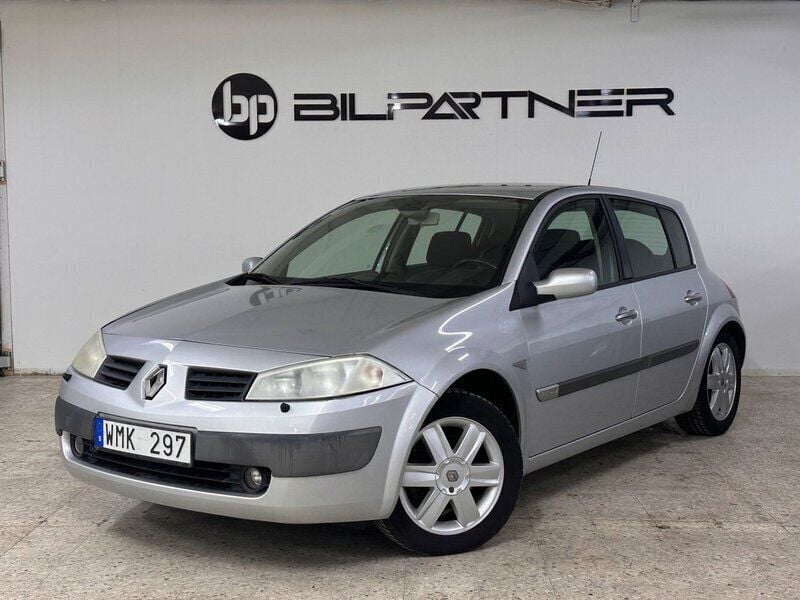 Ljusgrå Begagnad 2004 Renault Mégane II Halvkombi | 34 900 kr (Marknadspris) - Bild 1/4