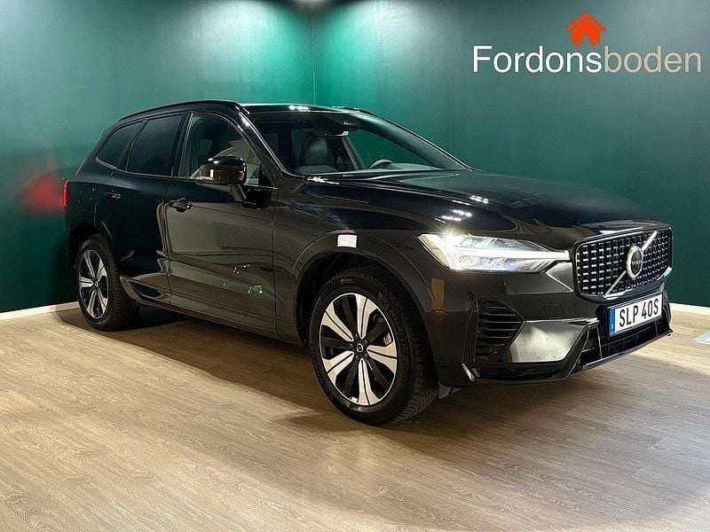 Svart Begagnad 2023 Volvo XC60 Plus SUV | 529 800 kr (Marknadspris) - Bild 1/4